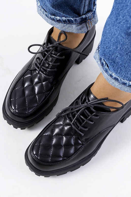 Melni puszābaki uz bieza papēža,...