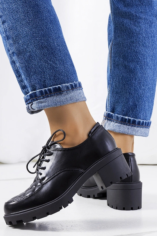 Melni puszābaki uz bieza papēža,...