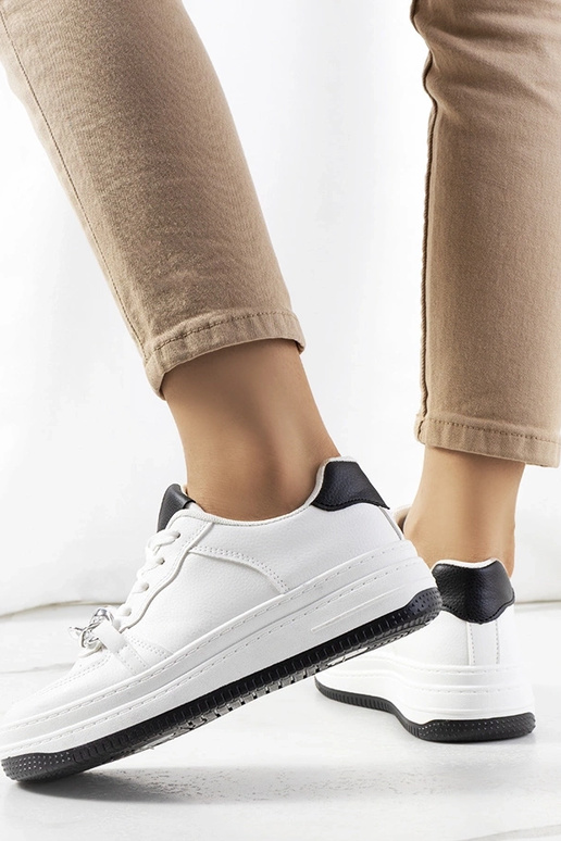 Baltas kedas ar Maring ķēdīti