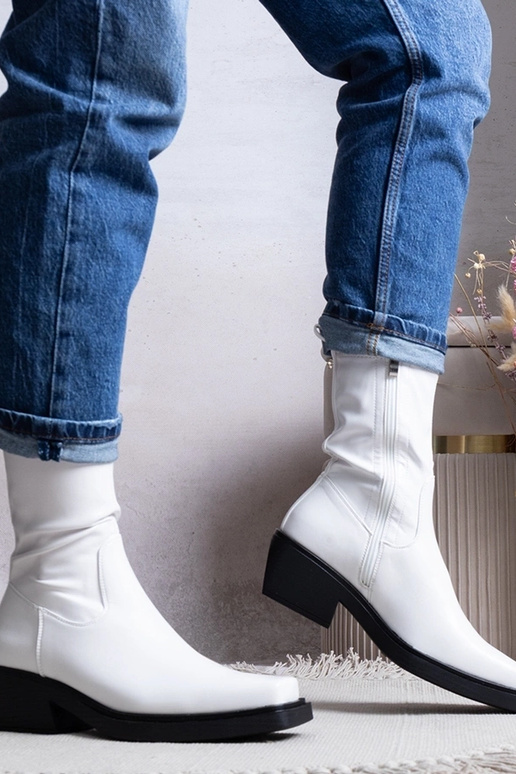 Balti zābaki uz papēža, „Marisa" Balti zābaki uz papēža, „Marisa"