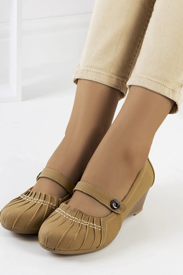 Bēšas pumpas ar volāniem Nita 2