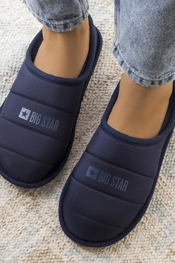 Tumši zilas izolētas...