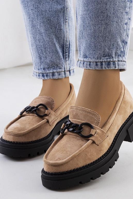 Smilšu krāsas mokasīni uz traktora...