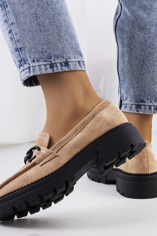 Smilšu krāsas mokasīni uz traktora...