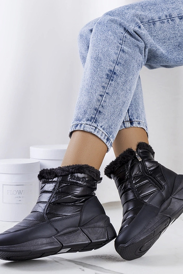 Melni Lago izolēti sniega...