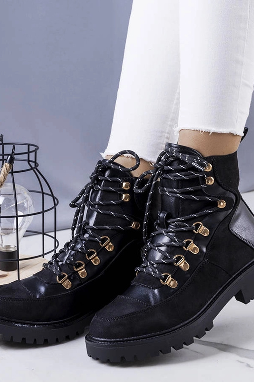 Melni izolēti strādnieku zābaki,...