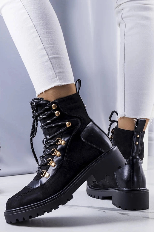 Melni izolēti strādnieku zābaki,...