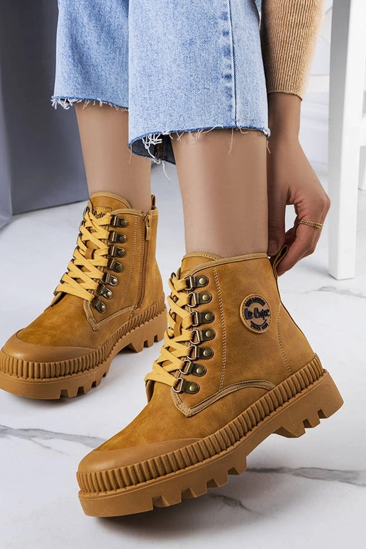 Gaiši rudi ziemas zābaki,...