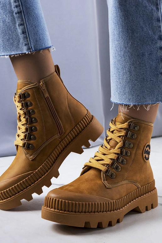 Gaiši rudi ziemas zābaki,...