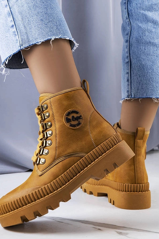 Gaiši rudi ziemas zābaki,...