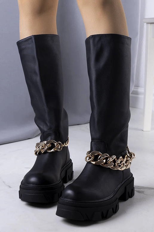 Melni izolēti Cumia zābaki