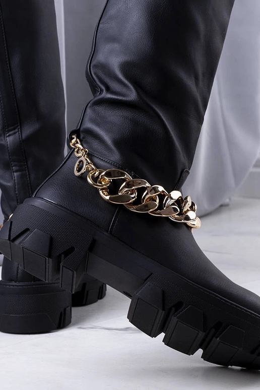 Melni izolēti Cumia zābaki