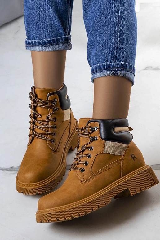 Brūni izolēti Nadel zābaki