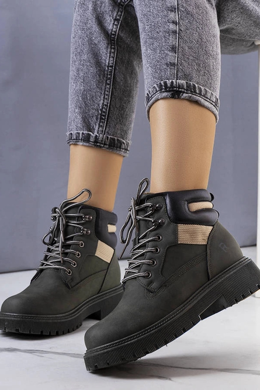 Zaļi izolēti Nadel zābaki