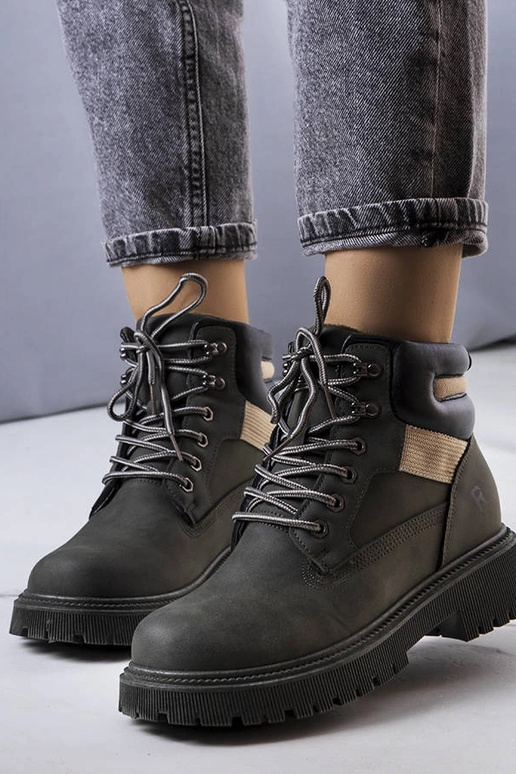 Zaļi izolēti Nadel zābaki