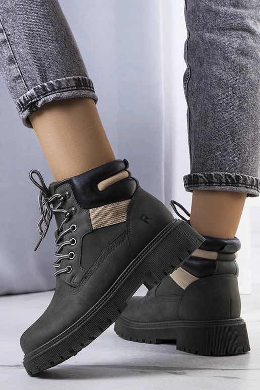 Zaļi izolēti Nadel zābaki