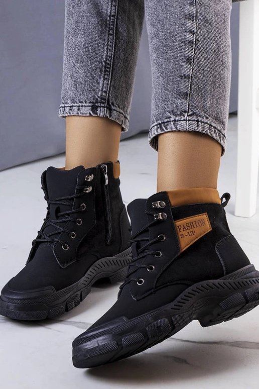 Melni izolēti Fordel zābaki