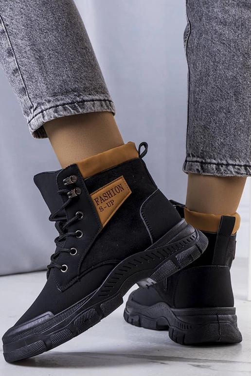 Melni izolēti Fordel zābaki