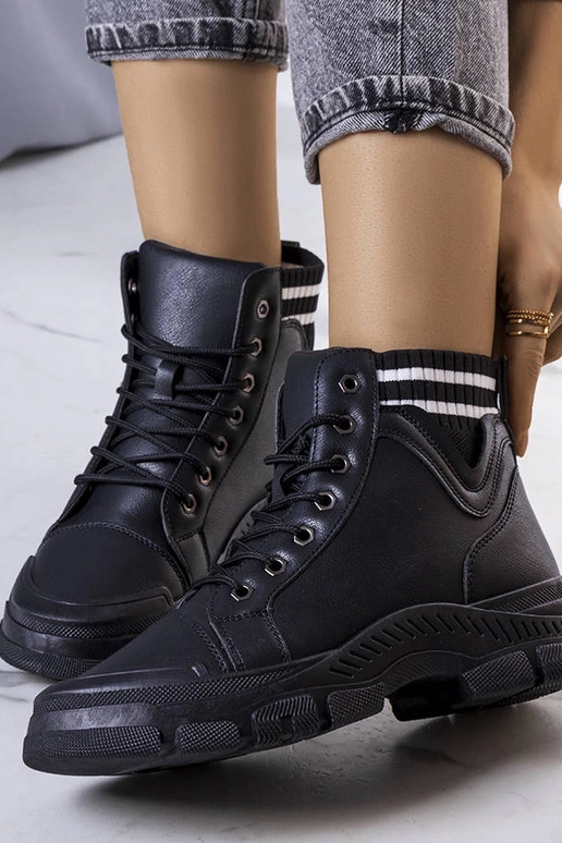 Melni izolēti zābaki no Innes