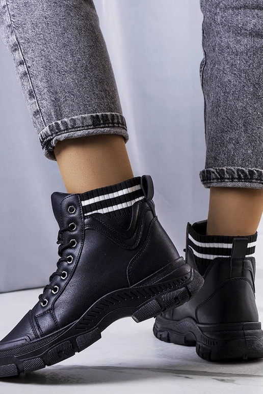 Melni izolēti zābaki no Innes