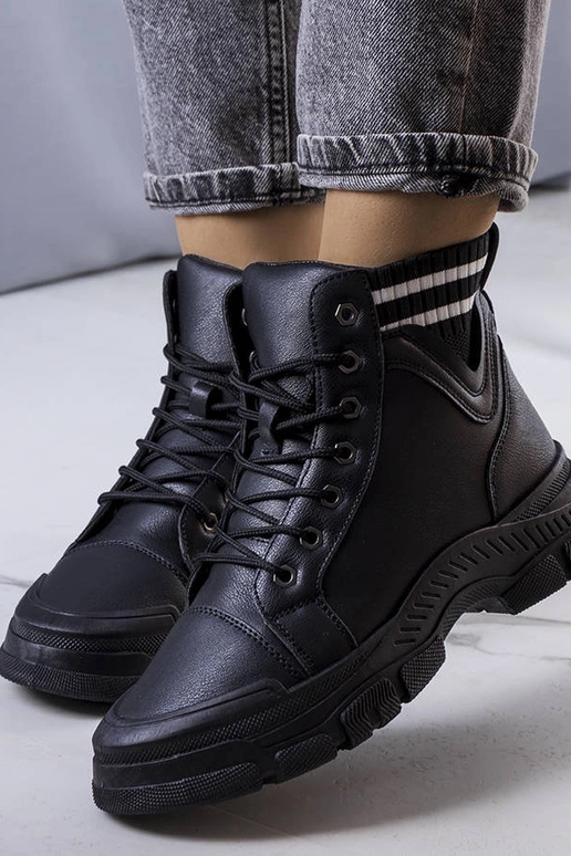 Melni izolēti zābaki no Innes