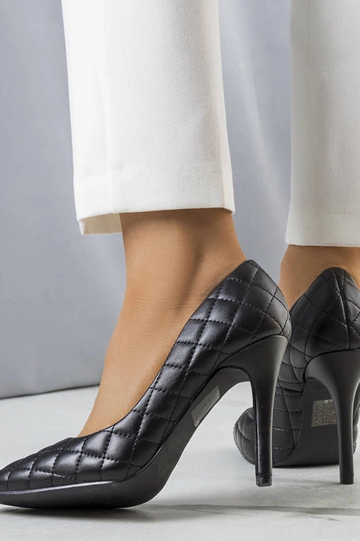 Nadelia melni stepēti papēži