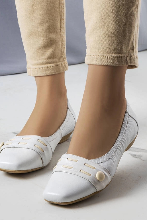 Baltas Lioma baleta dzīvoklis