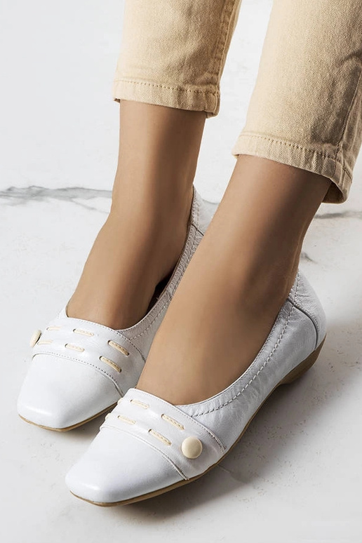 Baltas Lioma baleta dzīvoklis