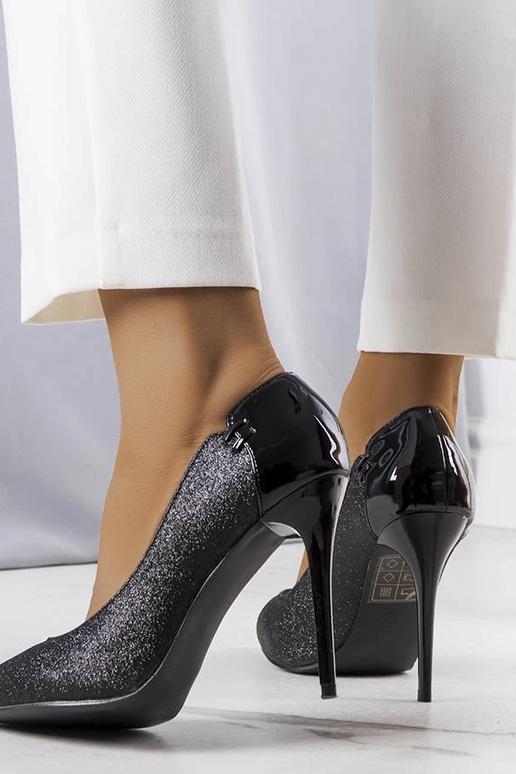 Melni mirdzoši Naina pumpas