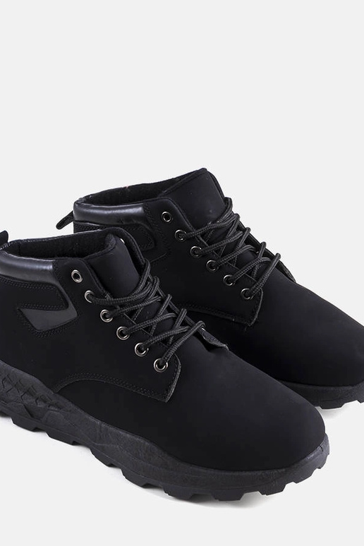 Melni Tristen izolēti zābaki