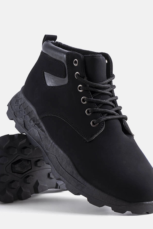 Melni Tristen izolēti zābaki