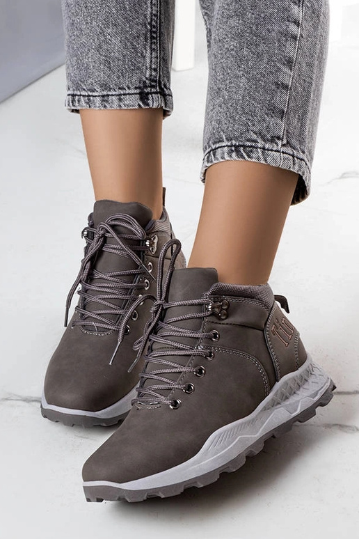 Adleri pelēki izolēti sieviešu zābaki