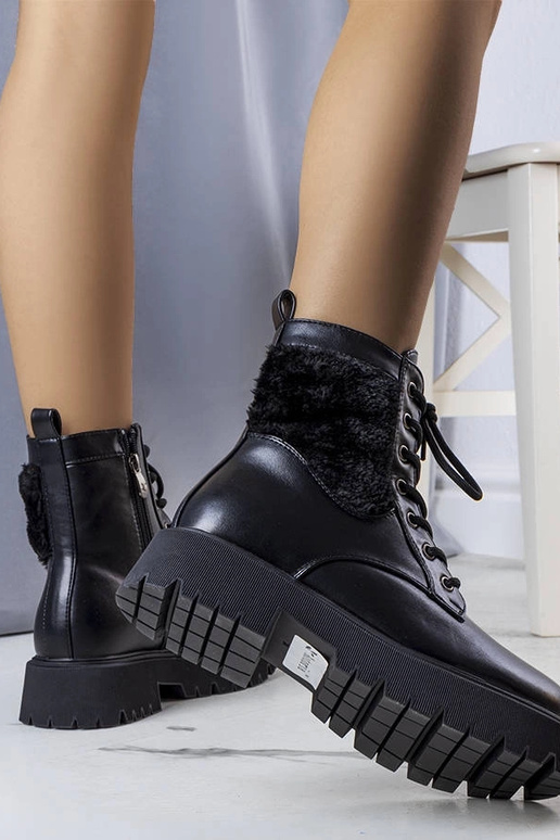 Melni Dixie kažokādas izolēti zābaki