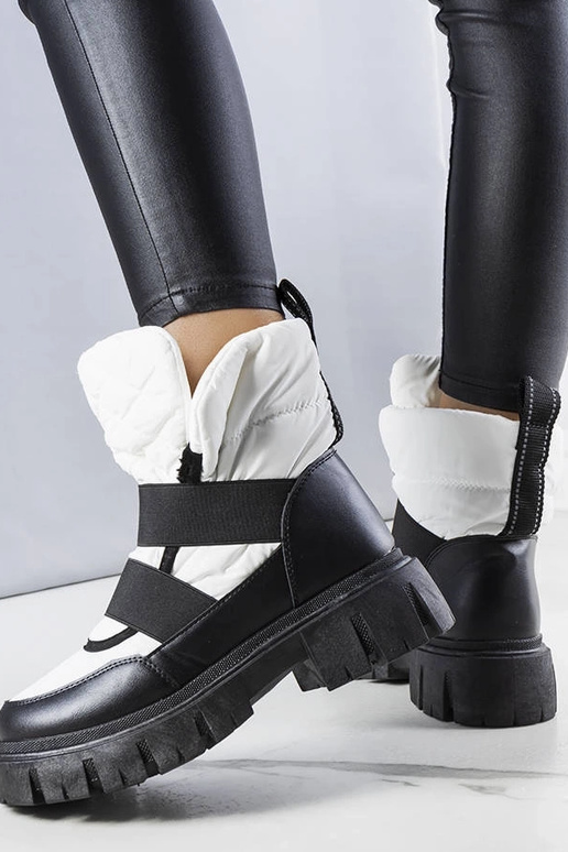 Baltie uzvelkamie ziemas zābaki,...