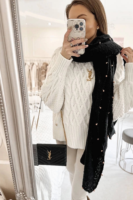 Ivonnas šalle ar melnām fāzēm