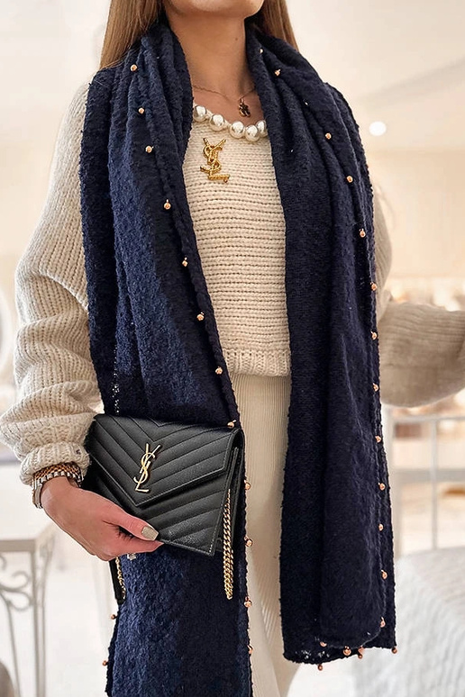 Tumši zila šalle ar zelta pērlītēm...