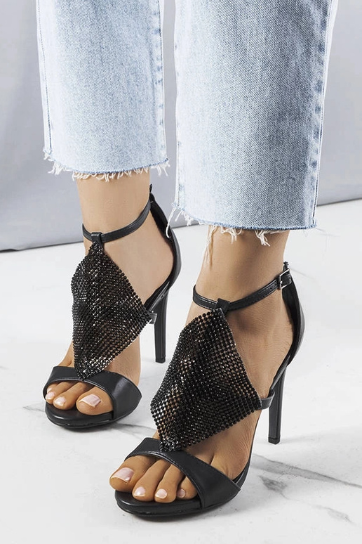 Melnas elegantas augstpapēžu sandales...