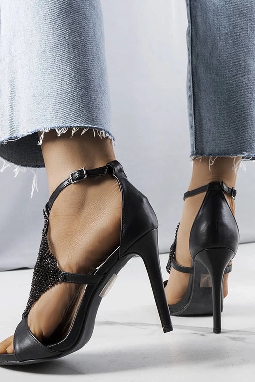 Melnas elegantas augstpapēžu sandales...