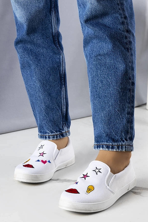 Baltas auduma kedas ar Anais ielāpiem