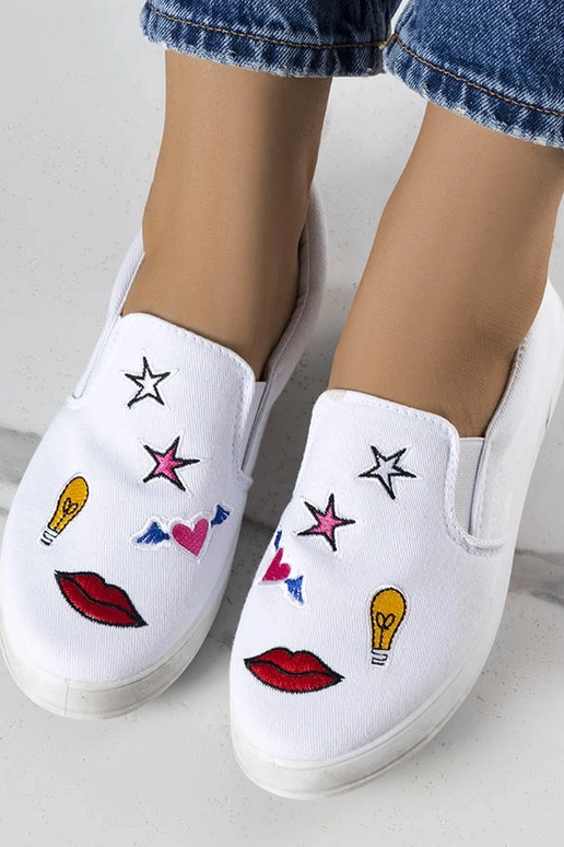 Baltas auduma kedas ar Anais ielāpiem