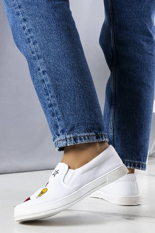 Baltas auduma kedas ar Anais ielāpiem