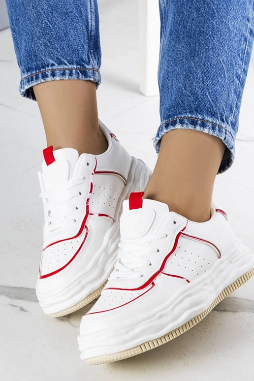 Baltas kedas ar sarkaniem ieliktņiem...