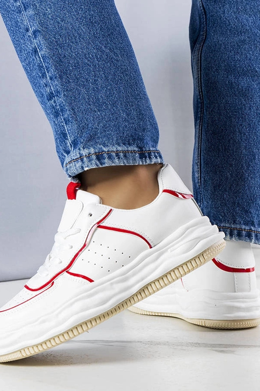 Baltas kedas ar sarkaniem ieliktņiem...