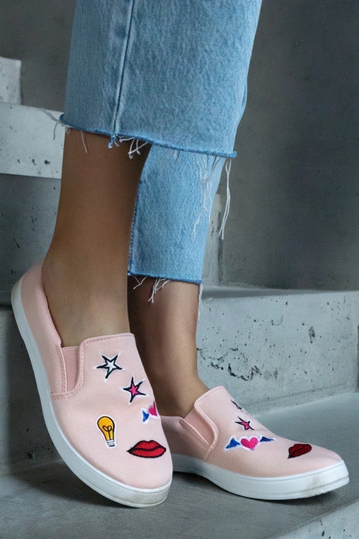 Rozā auduma kedas ar Anais ielāpiem