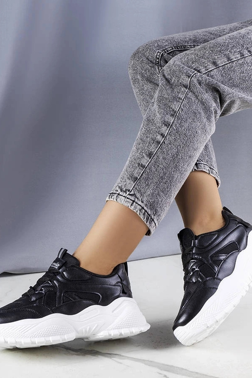 Melnas kedas ar masīvu Lorene zoli