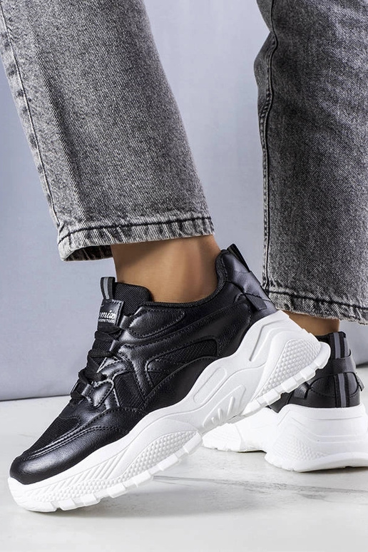 Melnas kedas ar masīvu Lorene zoli