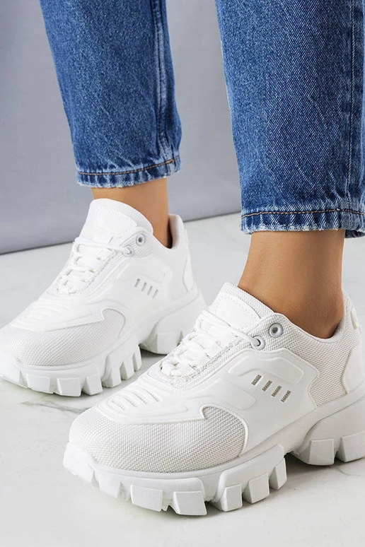 Baltie sporta apavi uz masīvas zoles,...