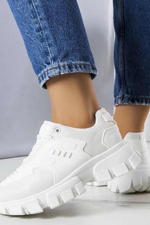 Baltie sporta apavi uz masīvas zoles,...