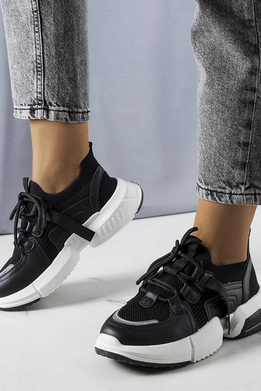 Peggy melnas zeķu kedas