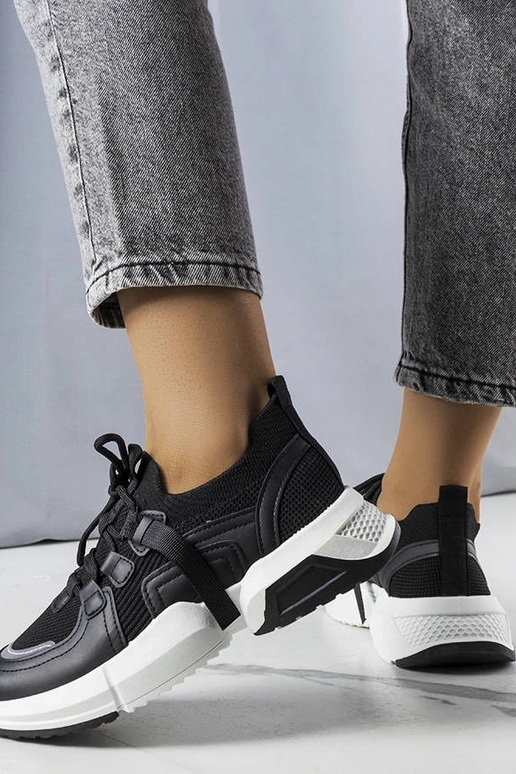 Peggy melnas zeķu kedas